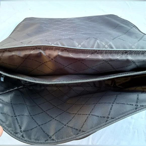 NWT Michael Kors Quilted Interior Leather Messenger Bag with Black Accents - Picture 7 of 15